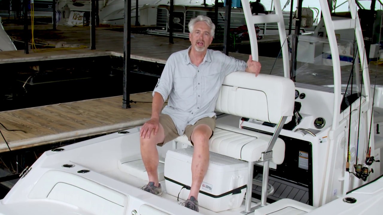 Présentation du bateau à hydrojet 210 FSH à console centrale de Yamaha