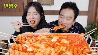 We almost cried while having an instant tteokbokki mukbang outside in a rainstormㅣHalmyungsoo ep.161