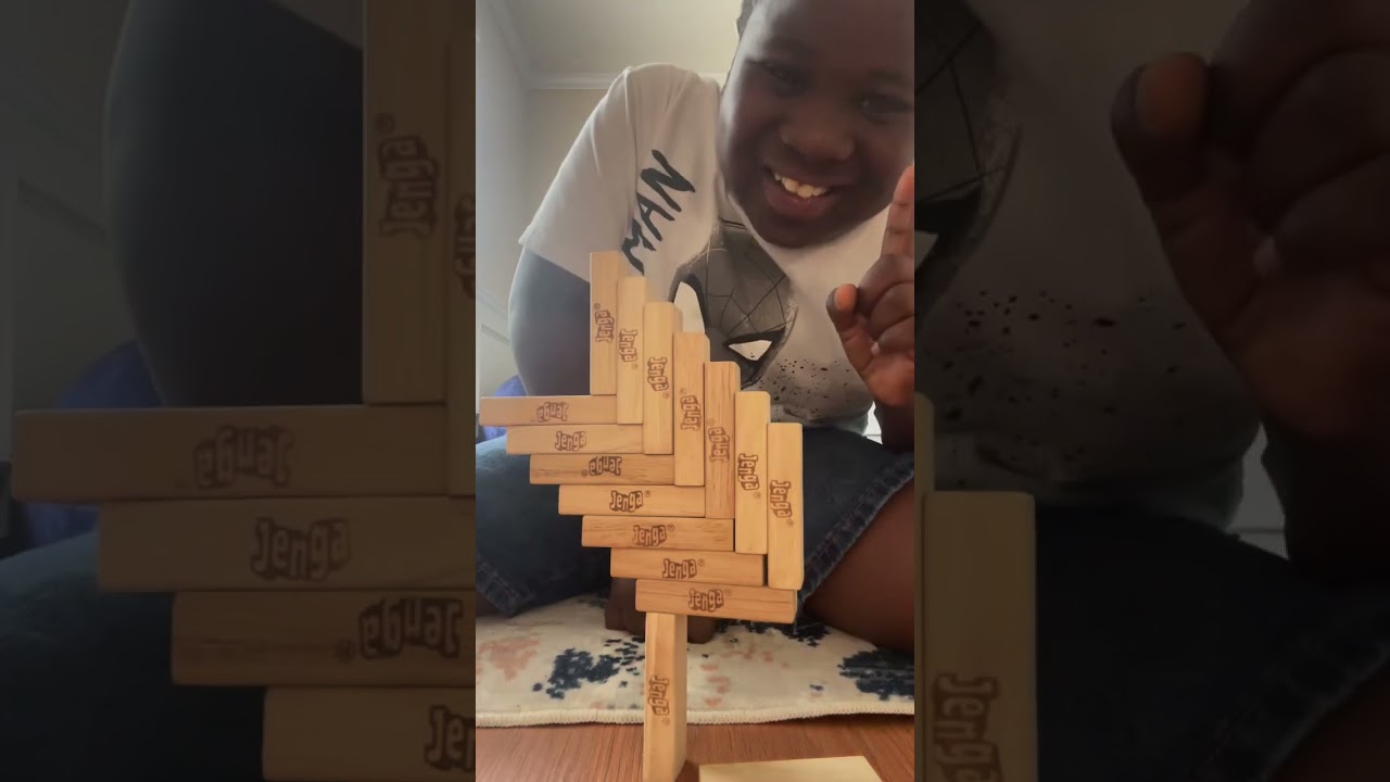 Этот молодой король объясняет научную сторону игры «Дженга»