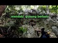 Melihat indahnya pemandangan dari atas gunung