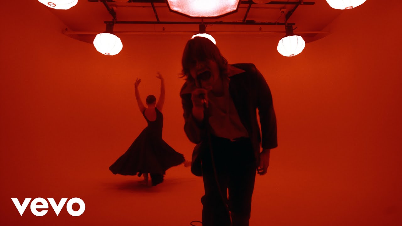 Tonton Tommy Newport - Nancy Dancing (Official Video) di YouTube Tonton Tommy Newport - Nancy Dancing (Official Video) di YouTube