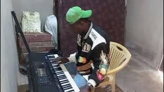 Simon danger akiwa anafanya yake kwenye kinanda