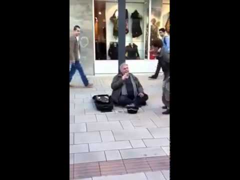 უცნობი ქუჩის მომღერალი -незнакомый уличный певец  - Германия