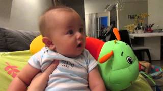 Bebe rindo muito - Lucas e vovô bagunçando - 6 meses