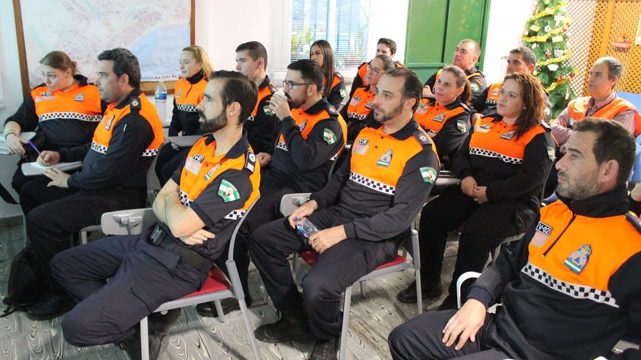 Los voluntarios de Protección Civil Mijas participan en un curso de formación en primeros auxilios.