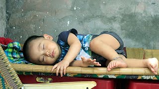 Xót xa Cậu bé 13 tháng tuổi phải ngủ ở lề đường mỗi ngày để bố mẹ mưu sinh