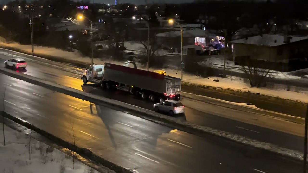  🇨🇦🍁 Winter night in Montreal.Snow removal crews in action