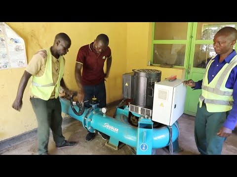 Руандиец построил в деревне мини-гидроэлектростанцию