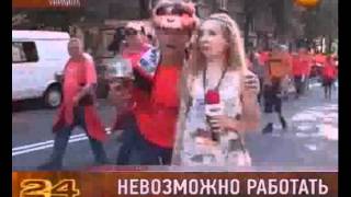 Болельщики задирали юбку журналистке Болельщики задирали юбку журналистке