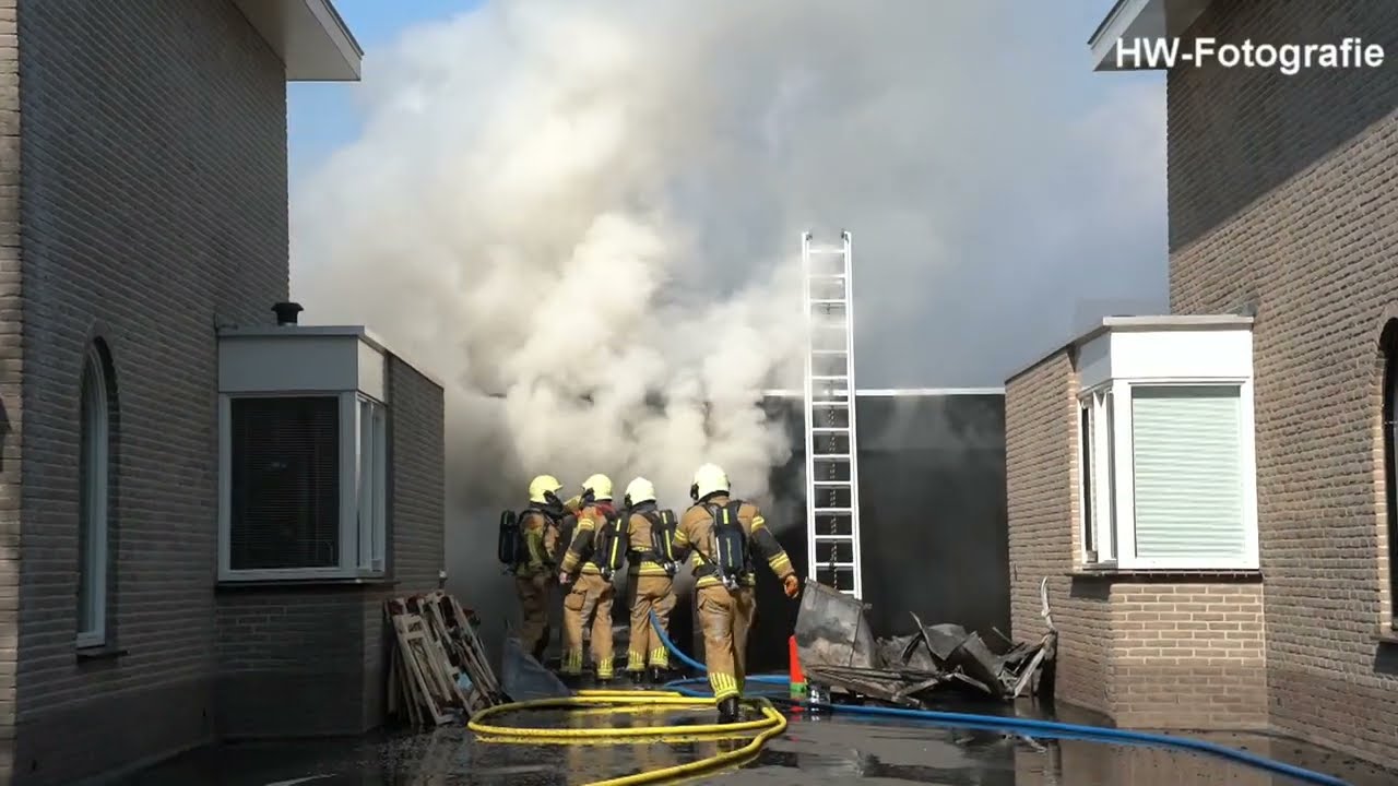 Felle garagebrand aan De Greente in Genemuiden