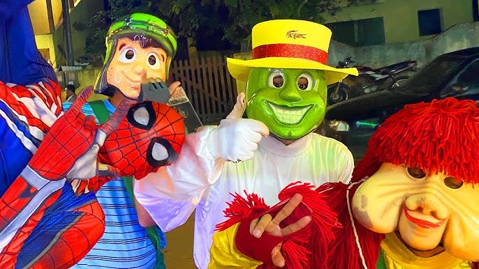 Com Homem-Aranha, Chaves e Fofão, Carreta da Alegria agita ruas de