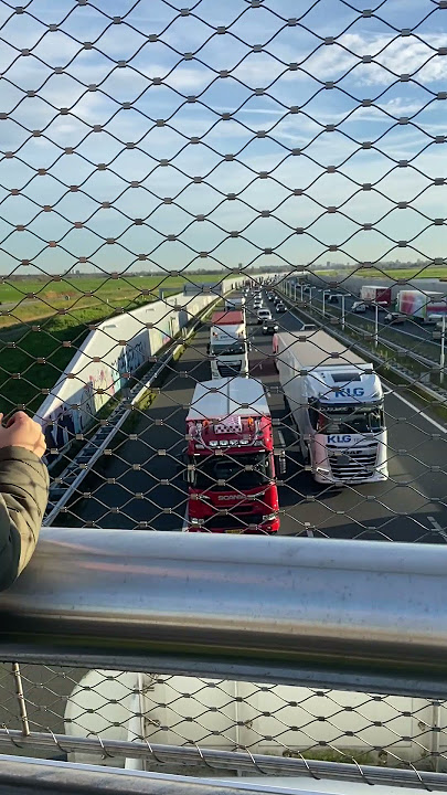 Truck Drivers Honk Together For Giggling Fan || ViralHog