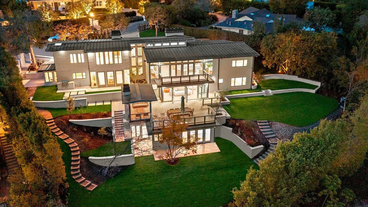 $12,225,000! A ocean-view estate in Pacific Palisades perfect for indoor outdoor entertaining