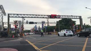 [1110718] 桃園市桃園區國際路平交道 2214次微笑號(由老蕭親自拍攝)