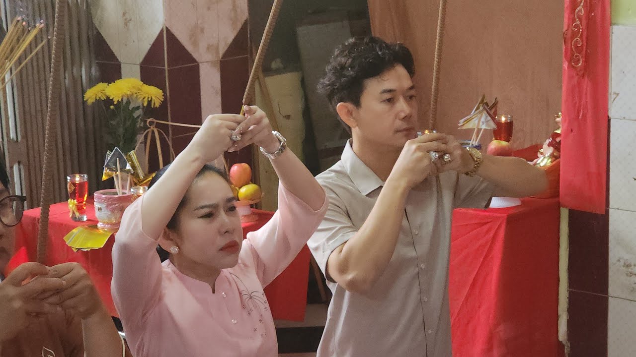 Художник Бинь Тинь Тхай Винь торжественно зажег благовония в знак почтения предкам сцены в общест...