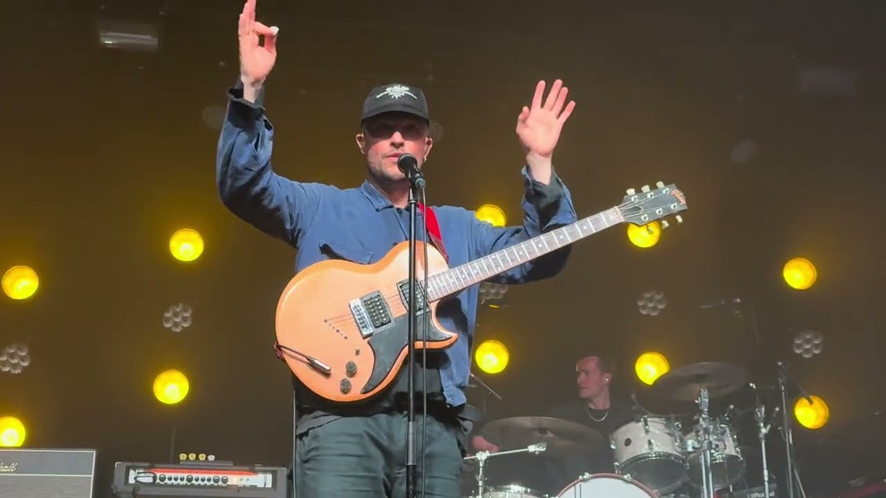The Maccabees estrena su  nueva canción "Ballad Of So Long" en su concierto de Edimburgo.