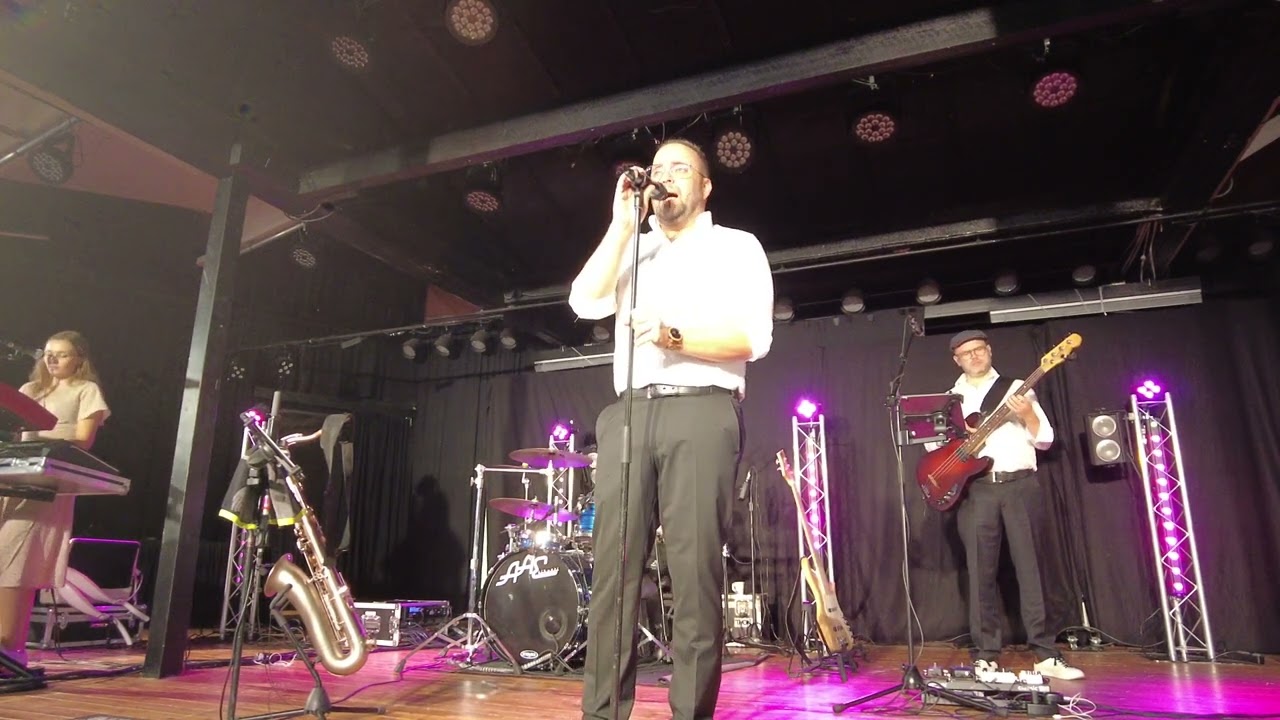 Antti Ahopelto ja etiketti ja hidas valssi Minä hullu rakastuin