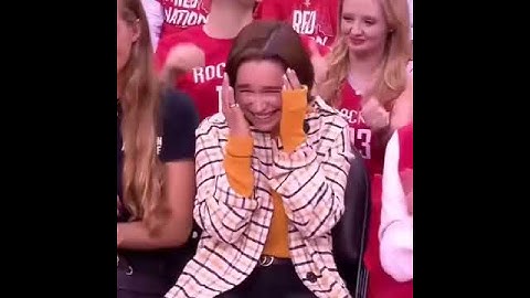 抖音热门|#龙妈现身火箭主场 #nba季后赛 是谁？让天不怕地不怕火箭熊，跪的心悦诚服😂 - 天天要闻