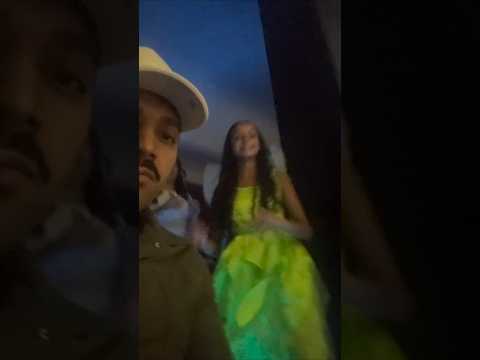 Tirullipa muito feliz pela a apresentação da filha no teatro