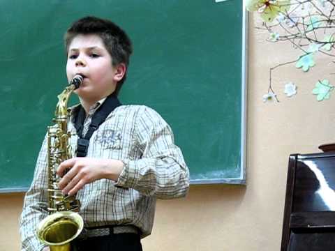 Lūkass skolā saksofonu spēlē