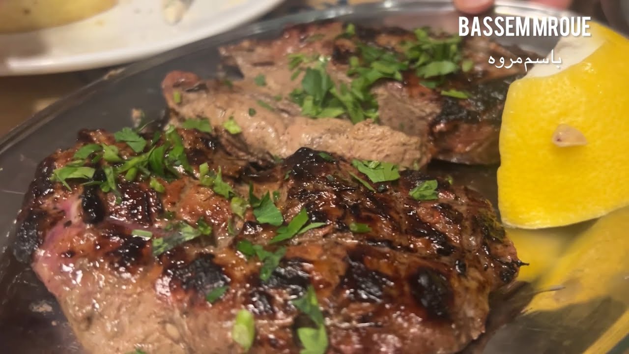 Ужин из мяса на гриле в ресторане Lambros в Никосии, Кипр.