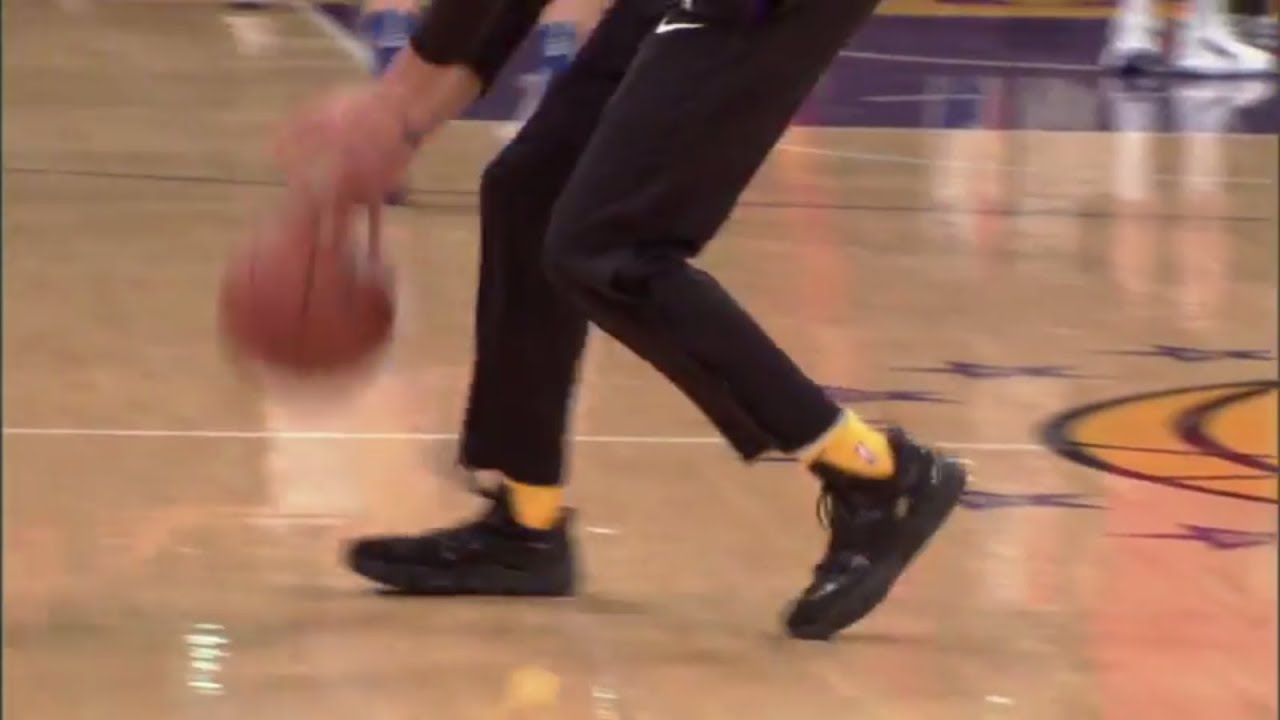 Lonzo Ball Wearing Bbb Shoes During Lakers Warmups Espn Youtube