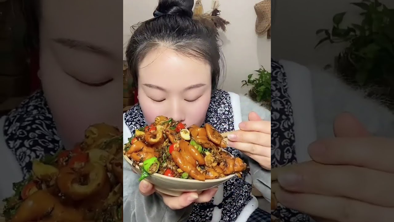Вкусная острая еда в стиле мукбанг 😋 Ем жареные свиные кишки с овощами и куриными ножками #asmr #...