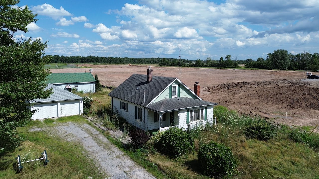Retro Abandoned 1940s house with antiques left behind!