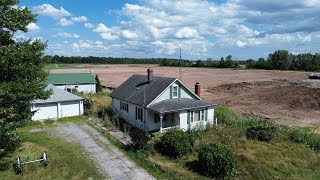 Retro Abandoned 1940s house with antiques left behind!