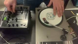 Scratching a 70’s portable without crossfader and motor.#scratcheverything#thepoorguyscratchin’#