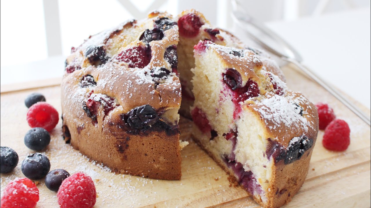 Saftiger und schneller Rührkuchen mit Beeren | Rührteigkuchen | MEGA ...