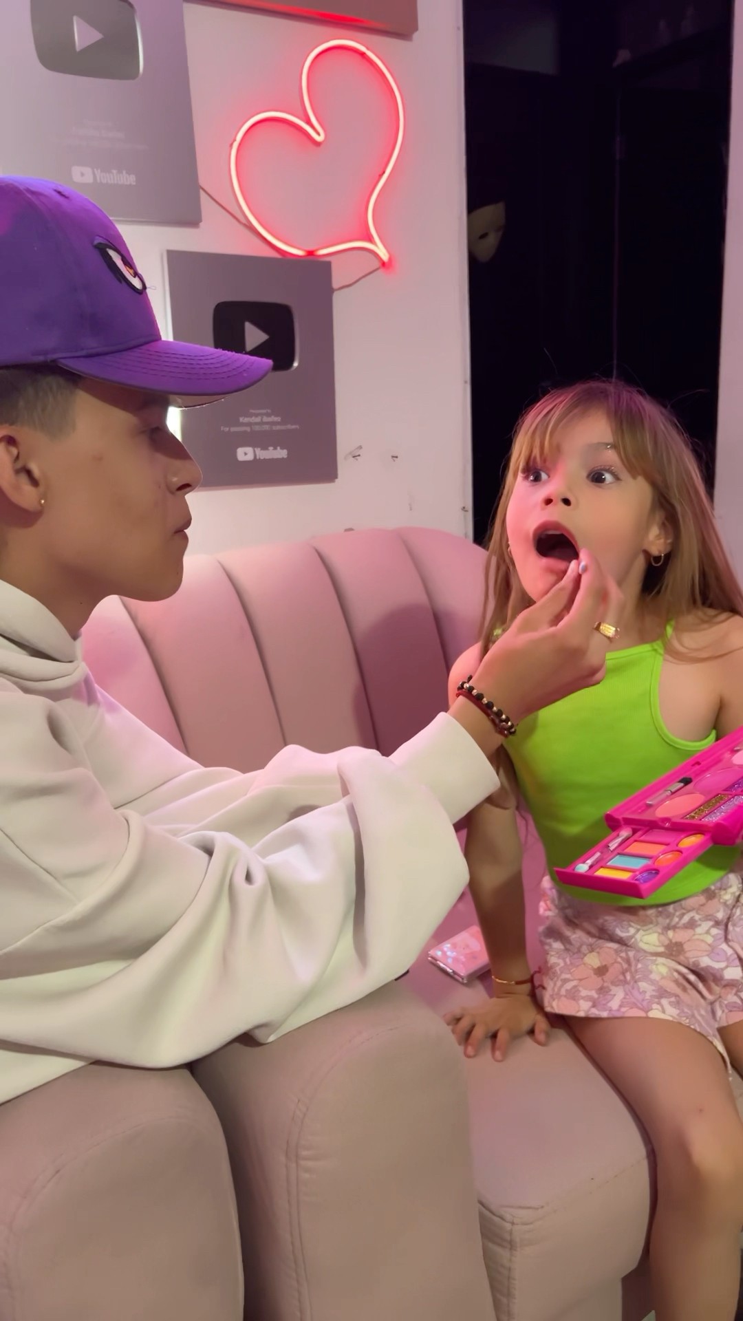 Mi hermano me MAQUILLA #humor #cosasdefamilia #comedia #shortviral