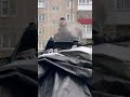 Чистка ветрового стекла мотоцикла прямо в дороге