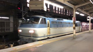 宇都宮線 E231系とEF66-130牽引の貨物列車との離合 小山駅　2022/6/21