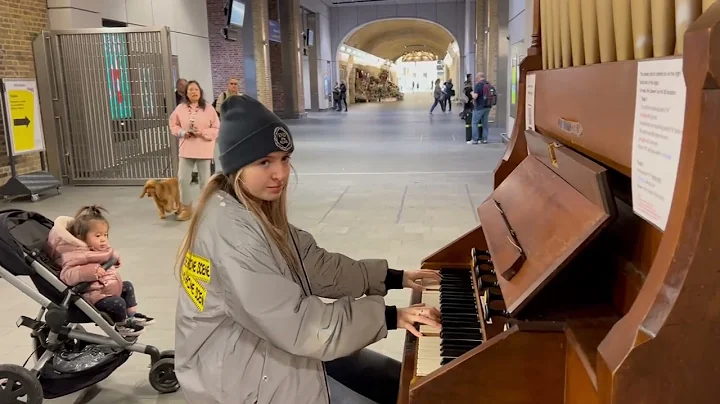 Girl plays 'Over the Rainbow' on Station Organ