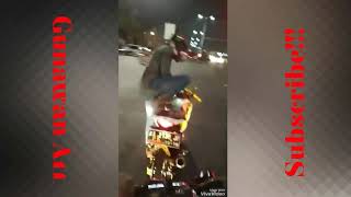 Pengendara Lucu Joget Di Tengah Jalan!!!