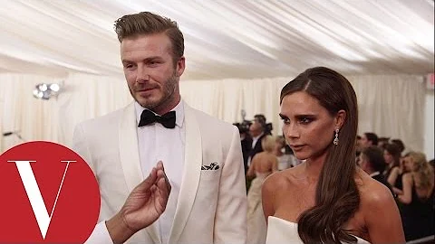 在紅毯上也要十指緊扣！貝克漢夫婦(Victoria and David Beckham ) 2014 Met Gala 直擊｜Vogue Taiwan - 天天要聞