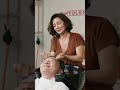おばさん美容師がゲストの髪を巻いてくれて心が違うところがある
