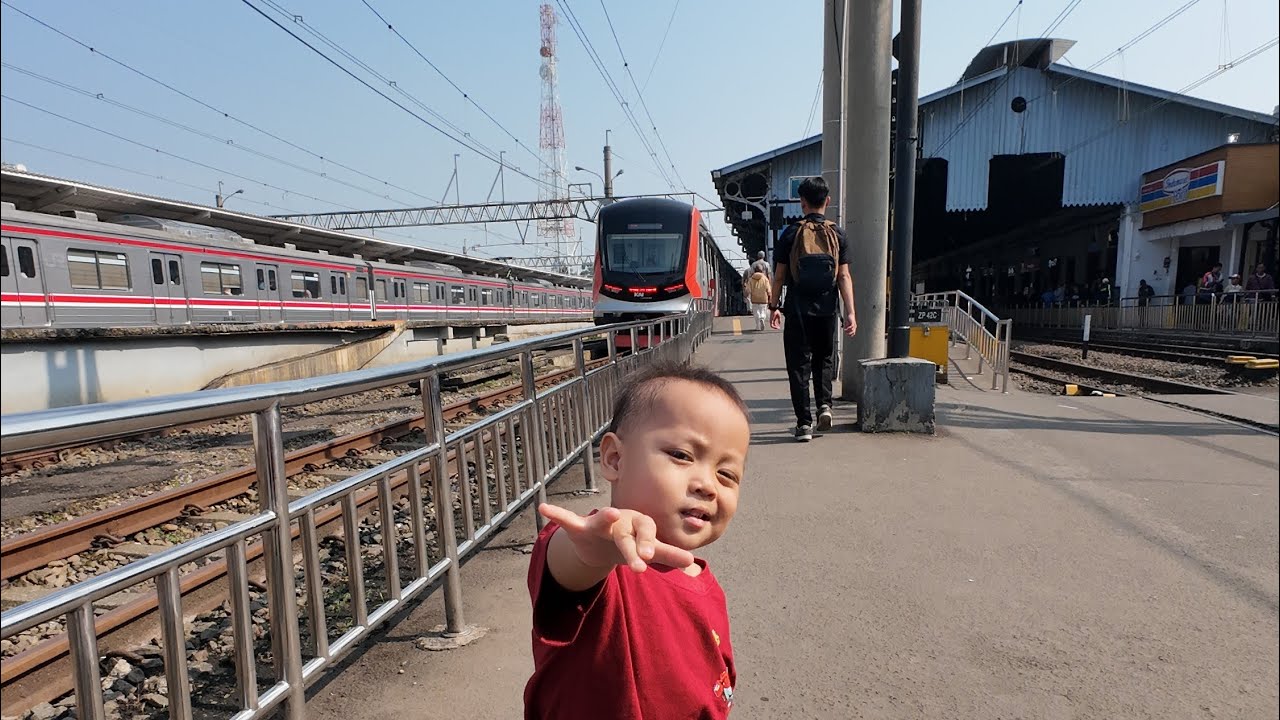 ZUBAIR NAIK KRL KE BOGOR SENENG BANGET SAMA ABATI!!! SAMPE BOGOR MAKAN TERUS BALIK LAGI KE DEPOK!!!