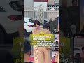 PHÁO bẽn lẽn tháo vội món phụ kiện đáng yêu trước khi lên thảm đỏ
