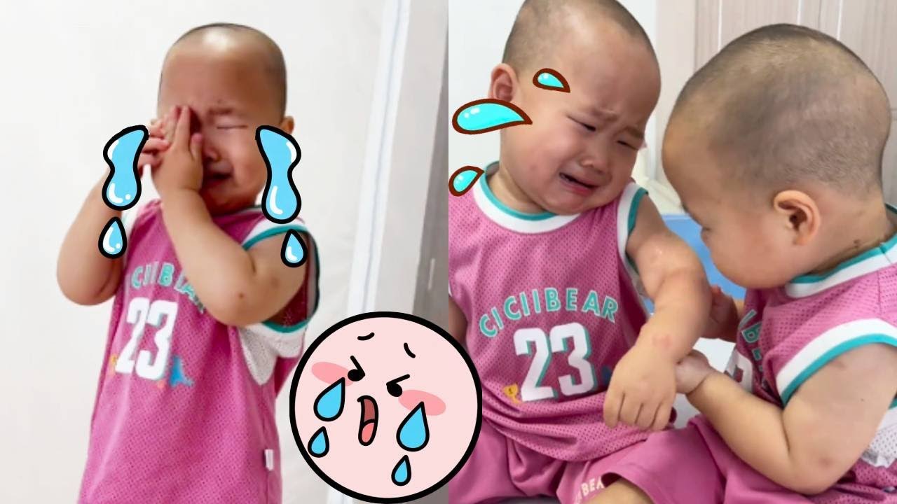 【超萌双胞胎】弟弟被咬出表情包级痛哭，哥哥化身急救员疯狂输出呼呼术，爸爸锐评：“早知现在何必下嘴那么狠？”