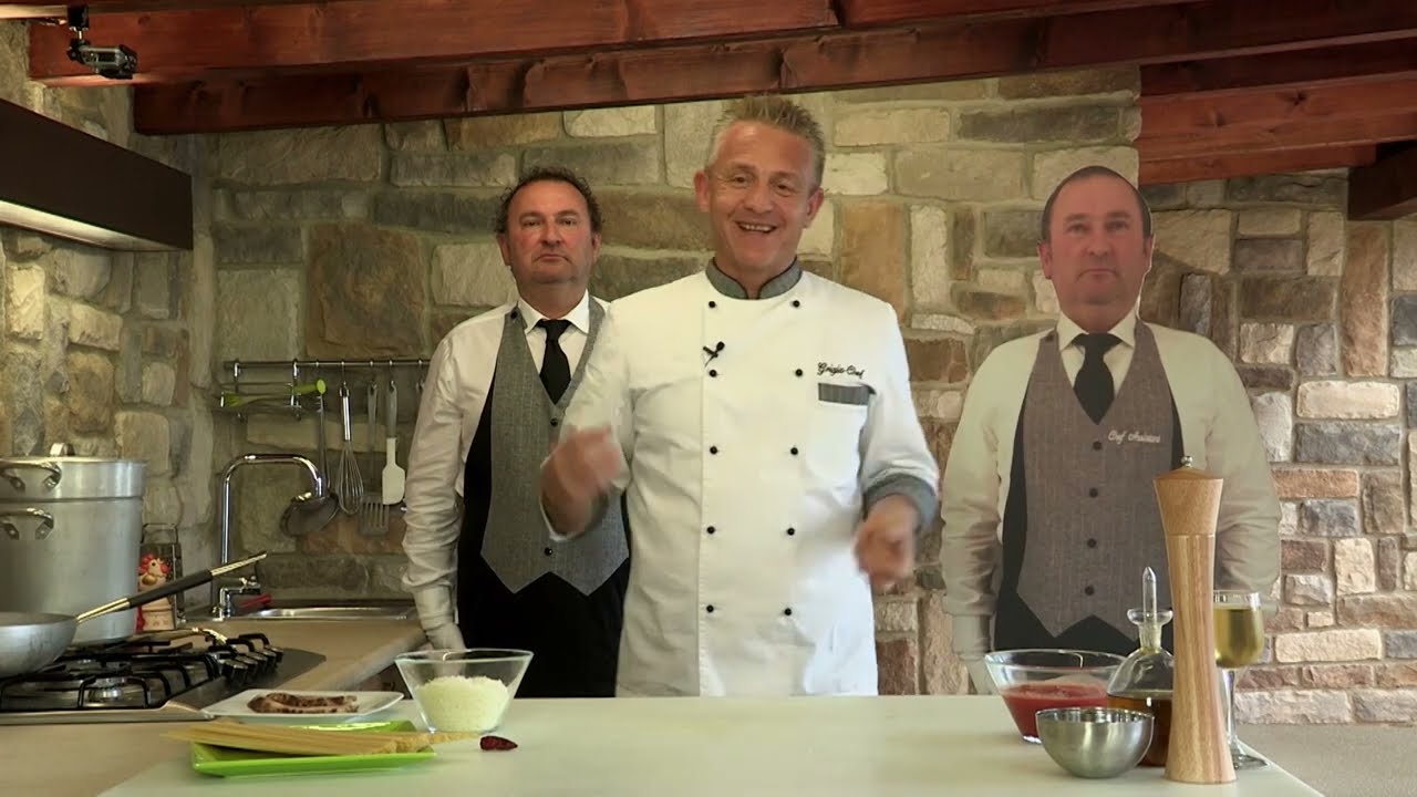 SPAGHETTI ALL'AMATRICIANA - Video Ricetta - Grigio Chef