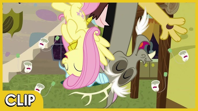 Бассейнде жалаңаш жүзу