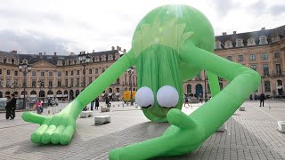 Paris est une ville surprenante : Après le Louvre, une grenouille gonflable place Vendôme