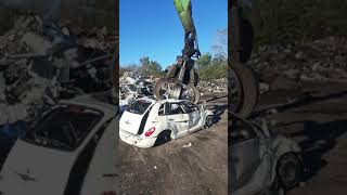 😶big claw crushes PT Cruiser metal claw grabbing and crushing