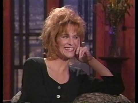 U uxlab yotganida uni bekitib sikdi.