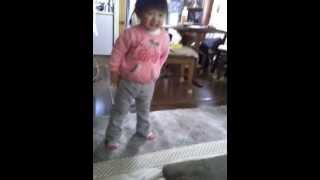 となりのトトロのD V D を見てる美結ちゃん