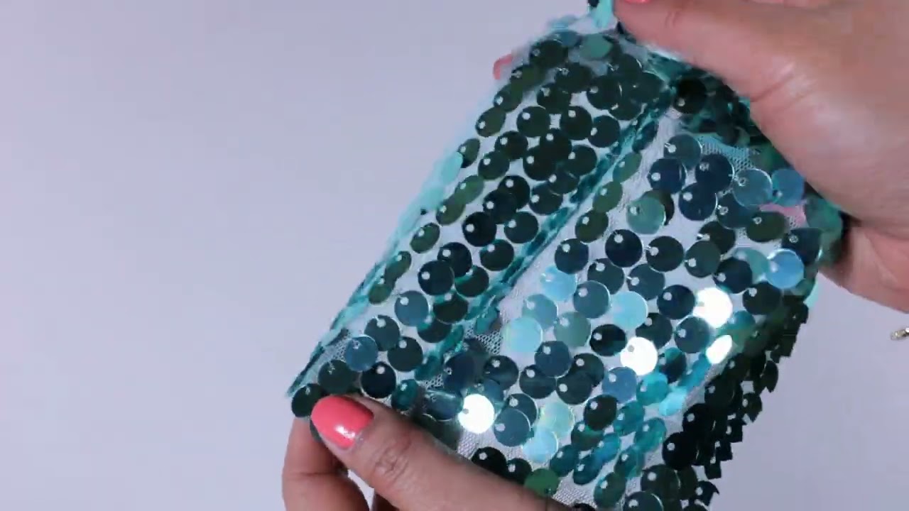 Havblå pailletstof med store pailletter fra Garn & Metervarer