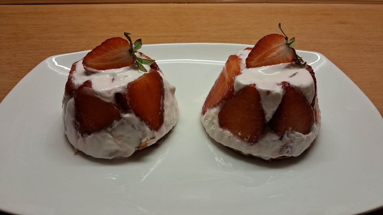 Δροσερό Γλυκό με Φράουλες με λίγα υλικά, σε Ατομικά φορμάκια…!!!! – Video