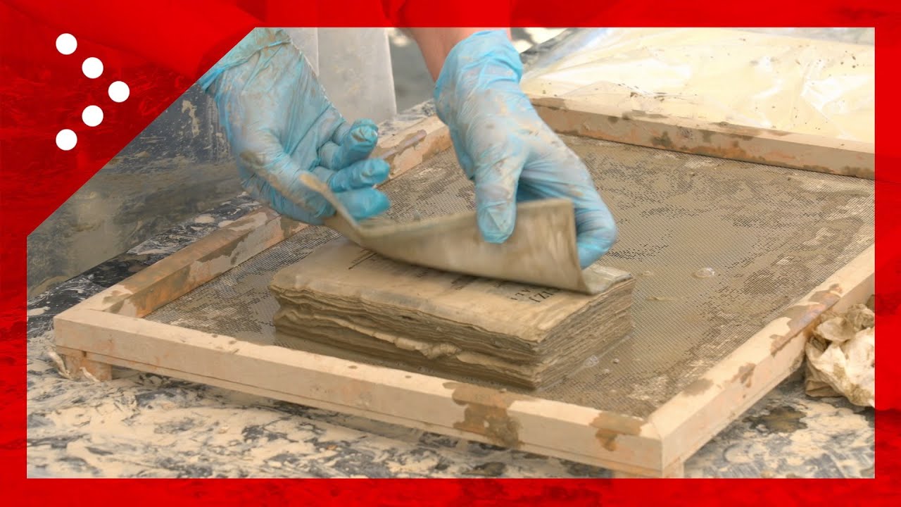 Forlì, fango invade la biblioteca del seminario vescovile: al lavoro per salvare libri antichi